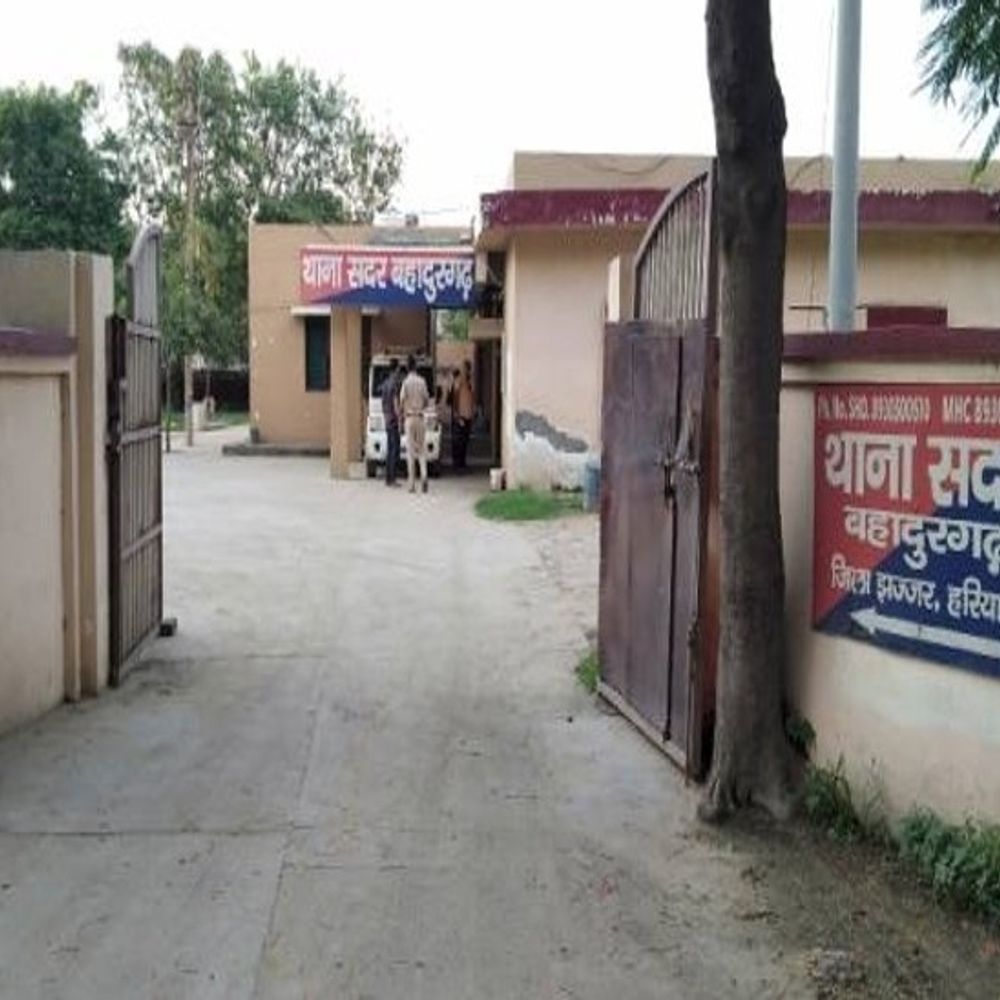 बहादुरगढ़ में गाली-गलौच से शुरू हुए झगड़े में निकली पिस्तौल:  फायरिंग की धमकी, पिस्टल बट, लाठी-डंडों से हमला, दो घायल, तीन पर केस दर्ज – bahadurgarh (jhajjar) News