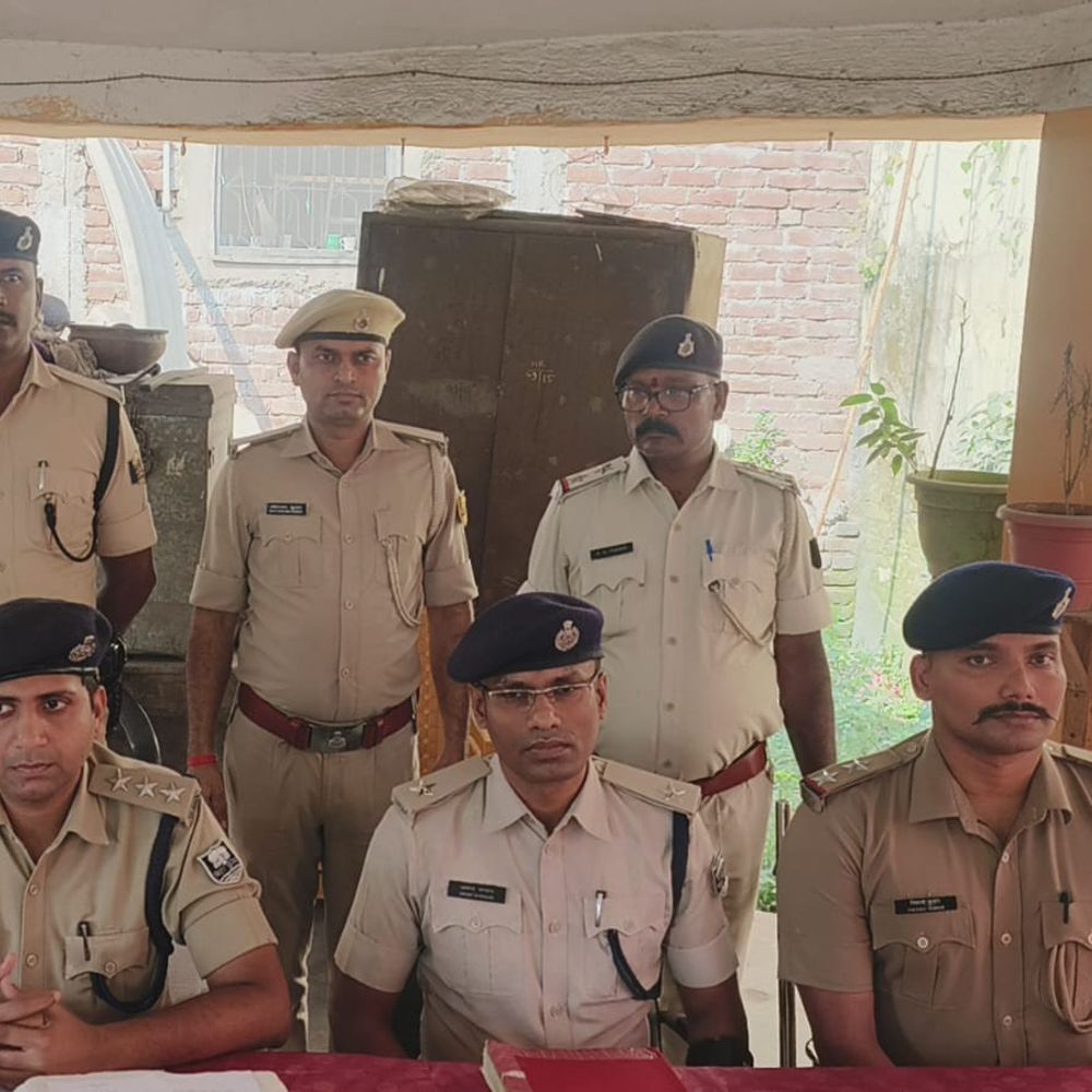 अवैध हथियार के साथ मां-बेटा गिरफ्तार:जगदीशपुर में जमीन विवाद मामले में हुई कार्रवाई, कारतूस भी बरामद
