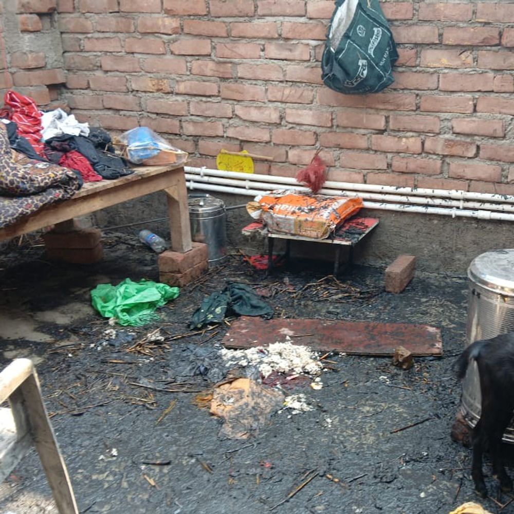 दीपावली की रात सुल्तानगंज के घर में आग लगी:लाख रुपए की संपत्ति का नुकसान, परिवार खुले आसमान के नीचे रहने को मजबूर