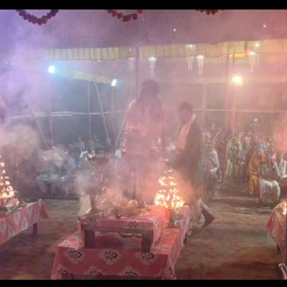 लालपुर काली मंदिर में भव्य महाआरती:वाराणसी के पंडितों ने कराई, हजारों की संख्या में श्रद्धालु शामिल