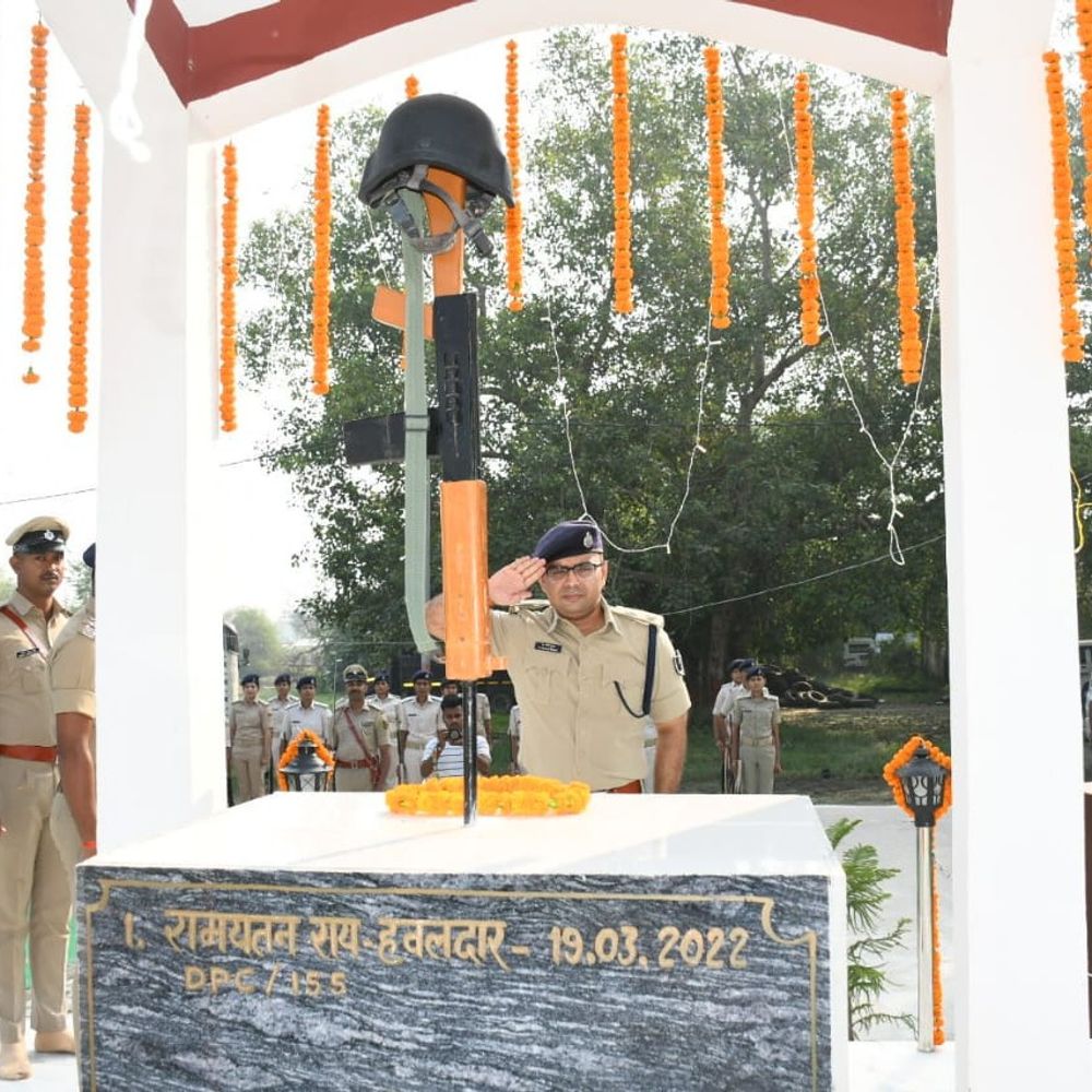 DIG-SP ने शहीदों को दी सलामी:बेतिया पुलिस ने संस्मरण दिवस पर 2 मिनट का मौन रखकर दी श्रद्धांजलि