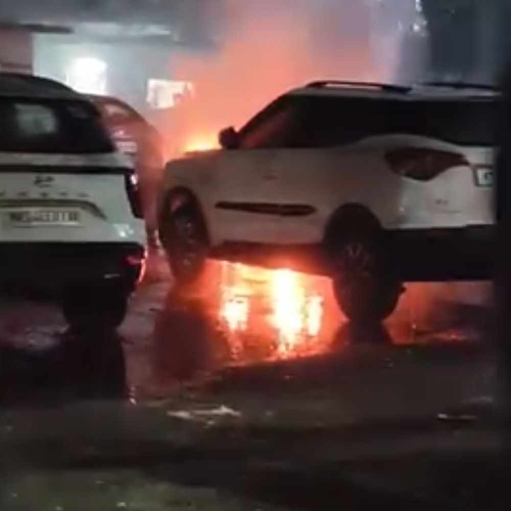 अशोकनगर रेस्ट हाउस में खड़ी कार में लगी आग:इंजन सहित अगला हिस्सा जला, दमकल ने आग पर पाया काबू