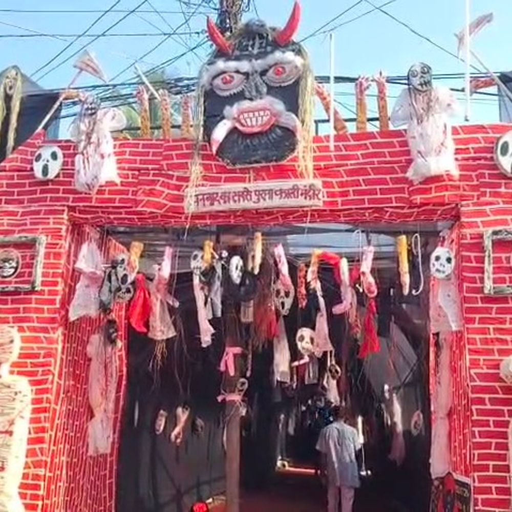 धनबाद के 252 साल पुराने काली मंदिर में विशेष पूजा:  काली पूजा पर दी जाती है सैकड़ों बकरों की बलि, श्मशान घाट की थीम पर पंडाल बनाया गया – Dhanbad News