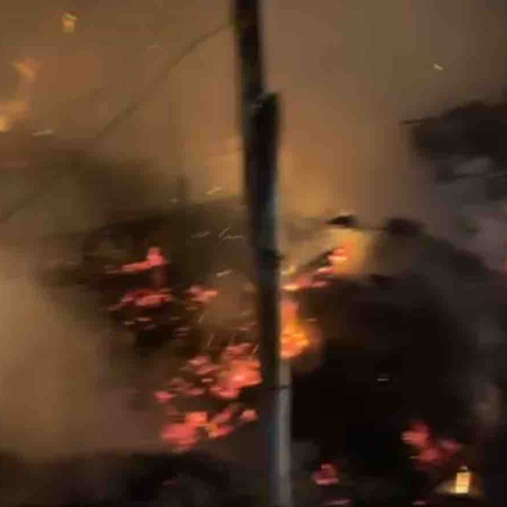 दीपावली पर आगजनी से 12 घर जले:मोतिहारी में 14 बकरियां और भैंस जिंदा जली, लाखों की संपत्ति का नुकसान