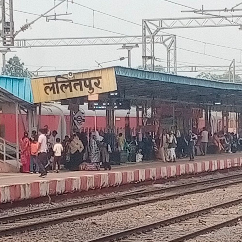 पंजाब मेल एक्सप्रेस के इंजन से निकला धुंआ:ललितपुर में बदला गया इंजन, 45 मिनट बाद हुई रवाना
