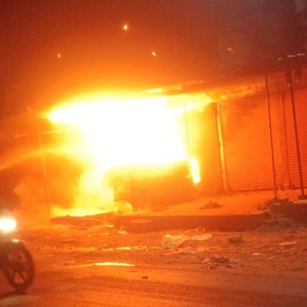 दिवाली पर बड़ा हादसा टला:पटाखे की चिंगारी से किराना दुकान में आग लगी, समय रहते काबू पाया