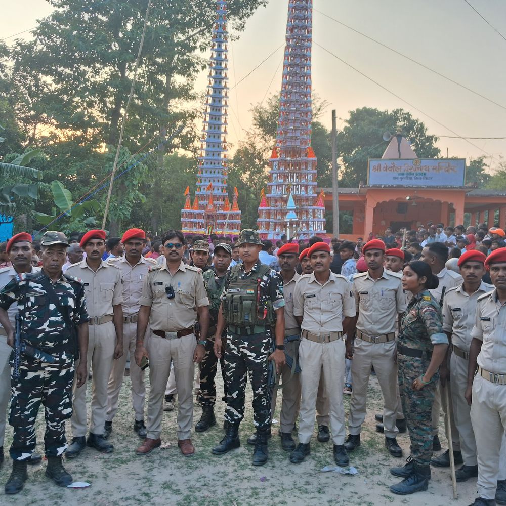 बैदौल आदम गांव में महावीरी झंडा जुलूस का आयोजन:  दुर्गा मंदिर में झंडा स्थापित कर की गई पूजा-अर्चना, पुलिस बल तैनात रहा – Sheohar News