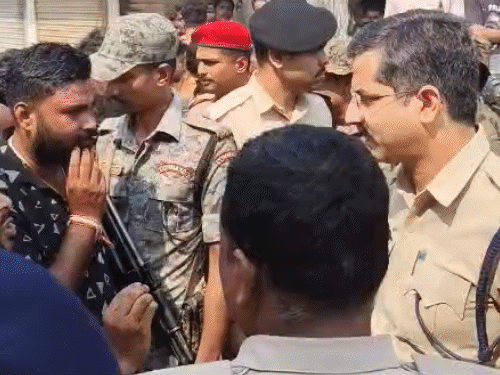भागलपुर में धार्मिक पोस्टर उखाड़ने के बाद बवाल:विशेष समुदाय ने जमकर किया हंगामा, दोषियों पर कार्रवाई की मांग; SSP पहुंचे