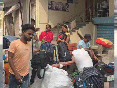 बहादुरगढ़ से बिहार जा रहे पूर्वांचलवासियों की बढ़ी भीड़:  छठ पूजा पर वर्कर्स परिवार के साथ घर लौट रहे, बस और टूर-ट्रैवलर में किराया बढ़ा – bahadurgarh (jhajjar) News