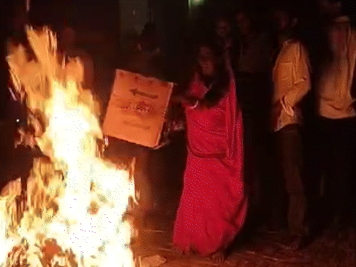 बक्सर में दीपावली बाद निभाई गई 'दरिद्र पिटाई' परंपरा:गांवों में गूंजी 'सूप पीटने' की आवाज, नकारात्मक ऊर्जा को दूर करने का प्रतीक