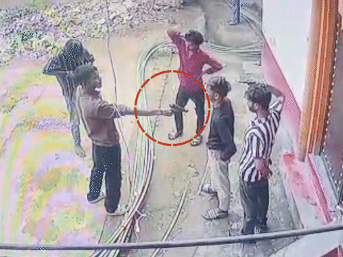 युवक की बैक टू बैक 4 गोली मारकर हत्या, VIDEO:सरेआम बदमाशों ने घेरकर की फायरिंग; पिता बोले- सुपारी देकर मर्डर करवाया गया