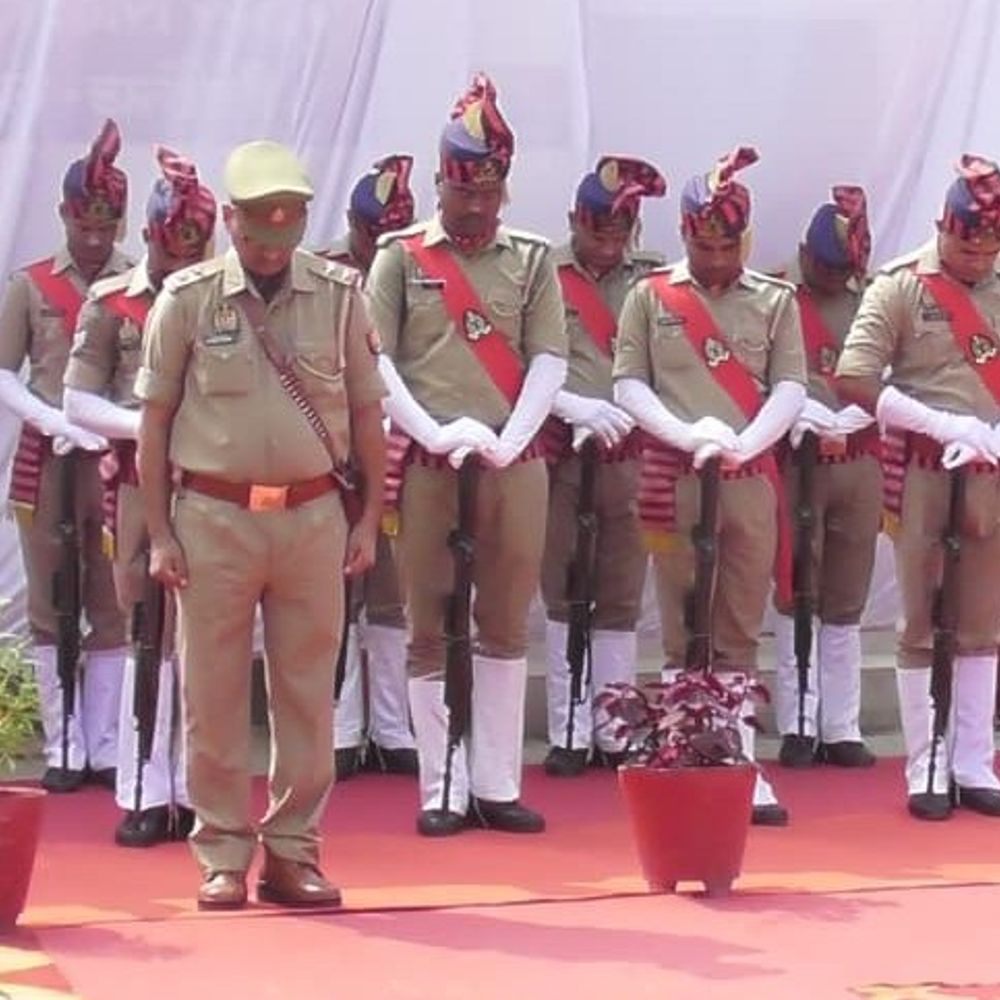 चंदौली में पुलिस स्मृति दिवस मनाया:एसपी आदित्य लांग्हे सहित अफसरों ने शहीदों को दी श्रद्धांजलि