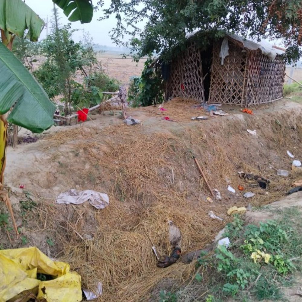 तांत्रिक का शव पुआल में छिपा मिला:शाहजहांपुर में बच्चे की शर्ट और डंडा बरामद, हत्या की आशंका