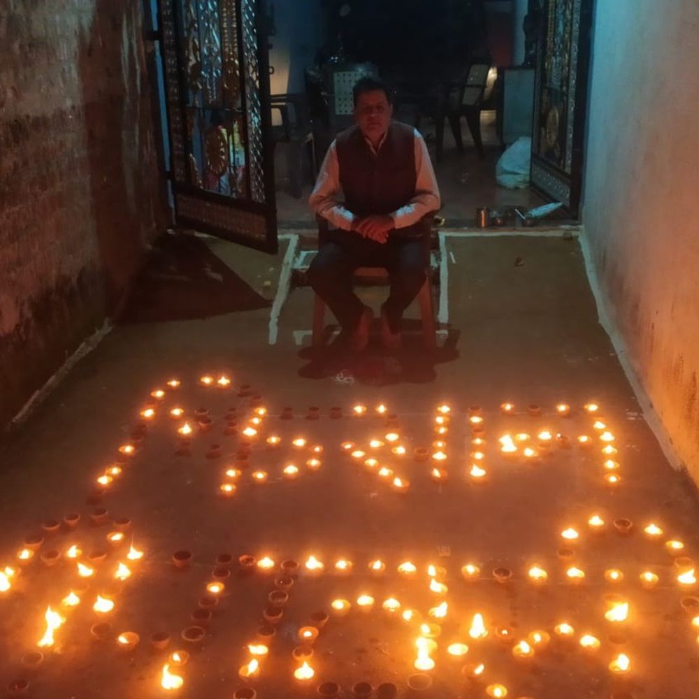 किसानों ने दीपों से बनाई 'किसान दीपावली' आकृति:फसल राहत मिलने पर सीएम-पीएम का धन्यवाद किया