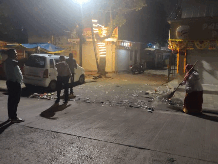 देश के सबसे स्वच्छ शहर ने फिर पेश की मिसाल:इंदौर में दिवाली के पटाखों का कचरा रातोंरात किया साफ,रात 3 बजे से मैदान में उतरे सफाई मित्र