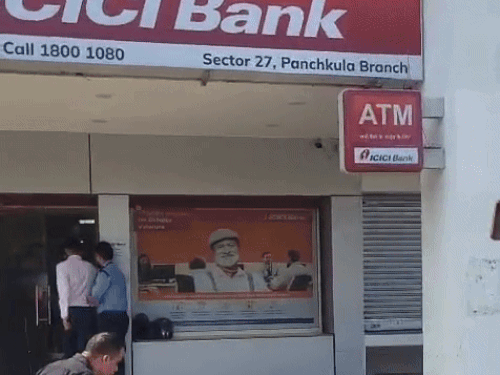 पंचकूला ​​​​​​​में दिवाली की रात बैंक का शटर काटा:  आवाज आने पर गार्ड ने मैनेजर को बुलाया; कटर और ड्रिल मशीन बरामद – Panchkula News