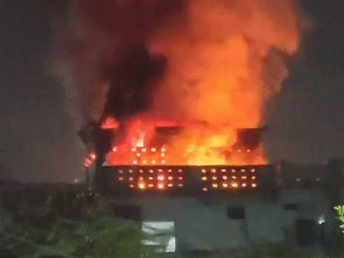 कानपुर में पटाखों से 25 से ज्यादा जगह लगी आग:टेनरी, होटल और बाइक गोदाम समेत कई घरों में लगी भीषण आग