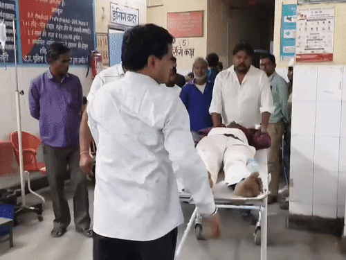 अलीगढ़ में ट्रैक्टर से टकराई बाइक, एक युवक की मौत:भाई और दोस्त घायल, लोधा के लहोसरा के पास हुआ हादसा