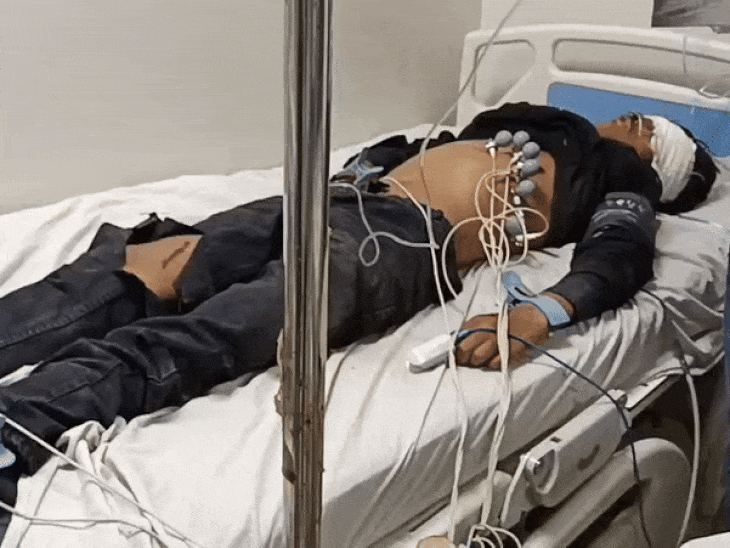 दो बाइक की सीधी टक्कर में 2 युवकों की मौत:छिंदवाड़ा में दीपावली की रात सड़क हादसे में 3 गंभीर घायल, 1 की हालत नाजुक