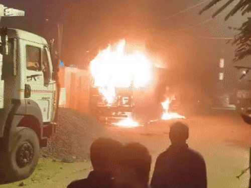 प्रयागराज में आतिशबाजी से दो ट्रकों में लगी आग....VIDEO:दिवाली की रात हुई घटना, एक ट्रक पूरी तरह जलकर राख