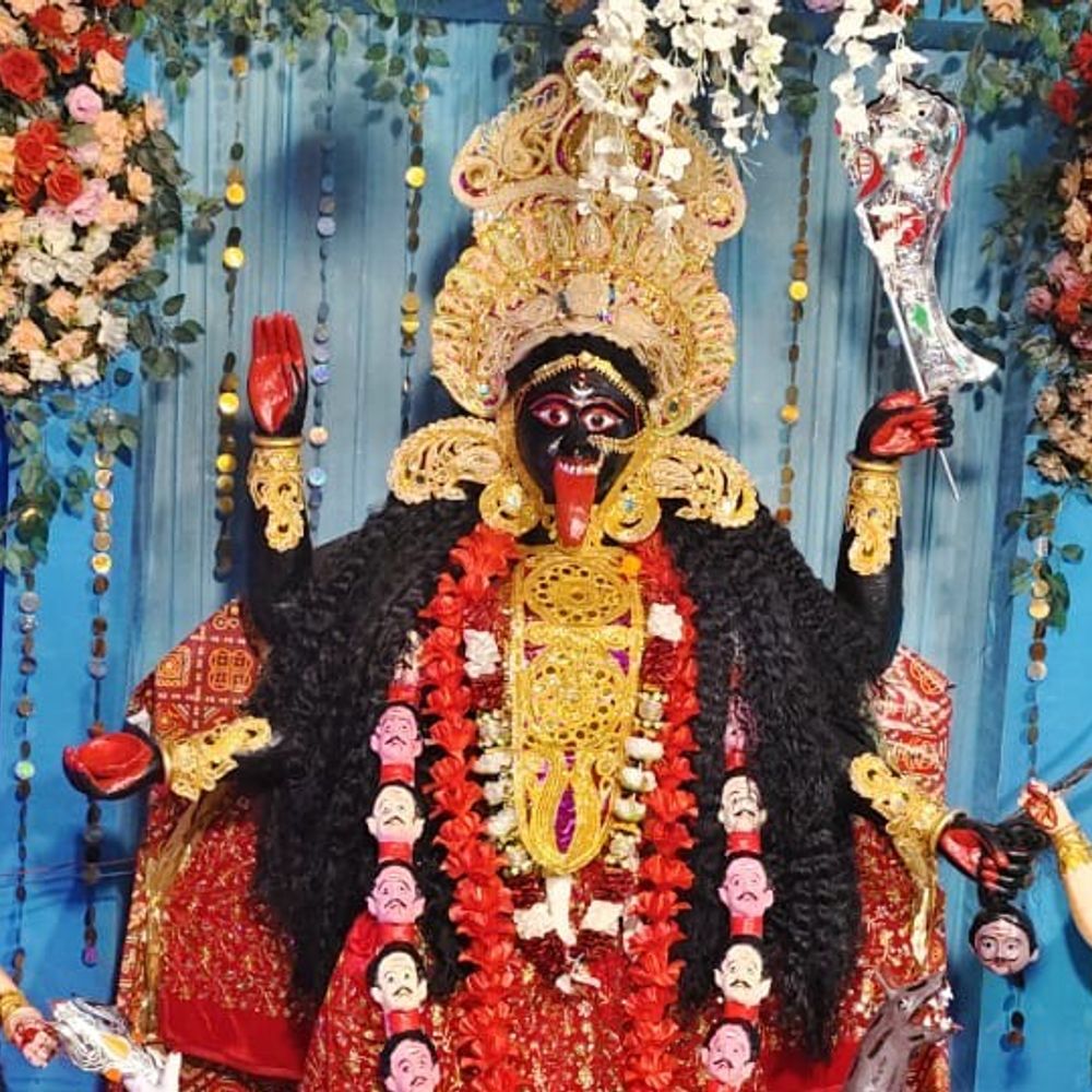 दरभंगा में काली पूजा पर सांस्कृतिक कार्यक्रम:भव्य प्रसाद वितरण की भी व्यवस्था, पूजा-अर्चना और दर्शन के लिए उमड़ रहे भक्त