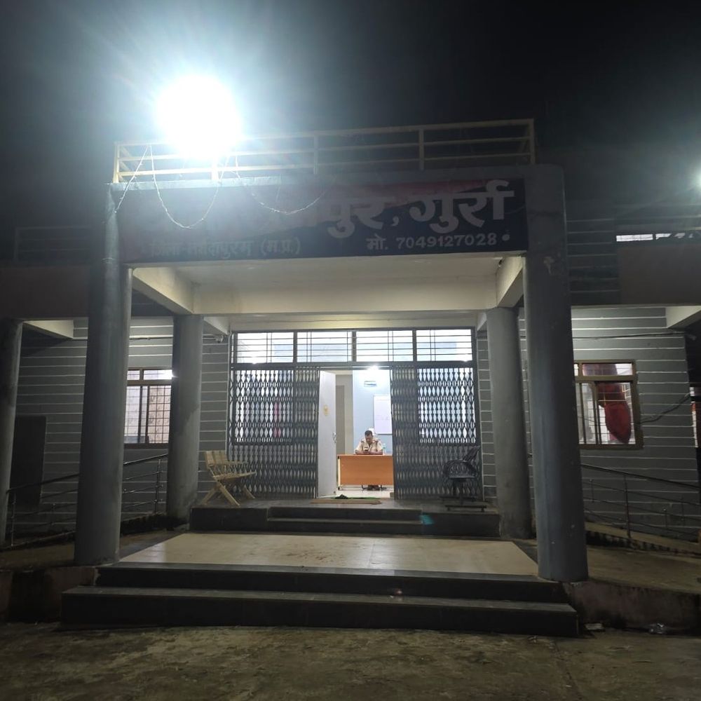 नर्मदापुरम में उधारी के रुपए मांगने पर हसिए से हमला:बचाव करने आई पत्नी और पड़ोसी भी घायल, आरोपी गिरफ्तार