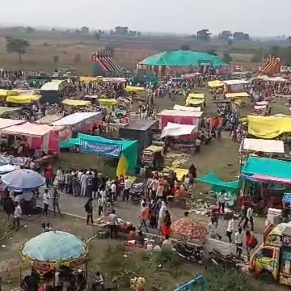 सीहोर में बारह खंभा मेला- हजारों श्रद्धालु पहुंचे:कामना के साथ देवशिला पर चढ़ाया दूध; दूर दूर से पहुंचते हैं लोग