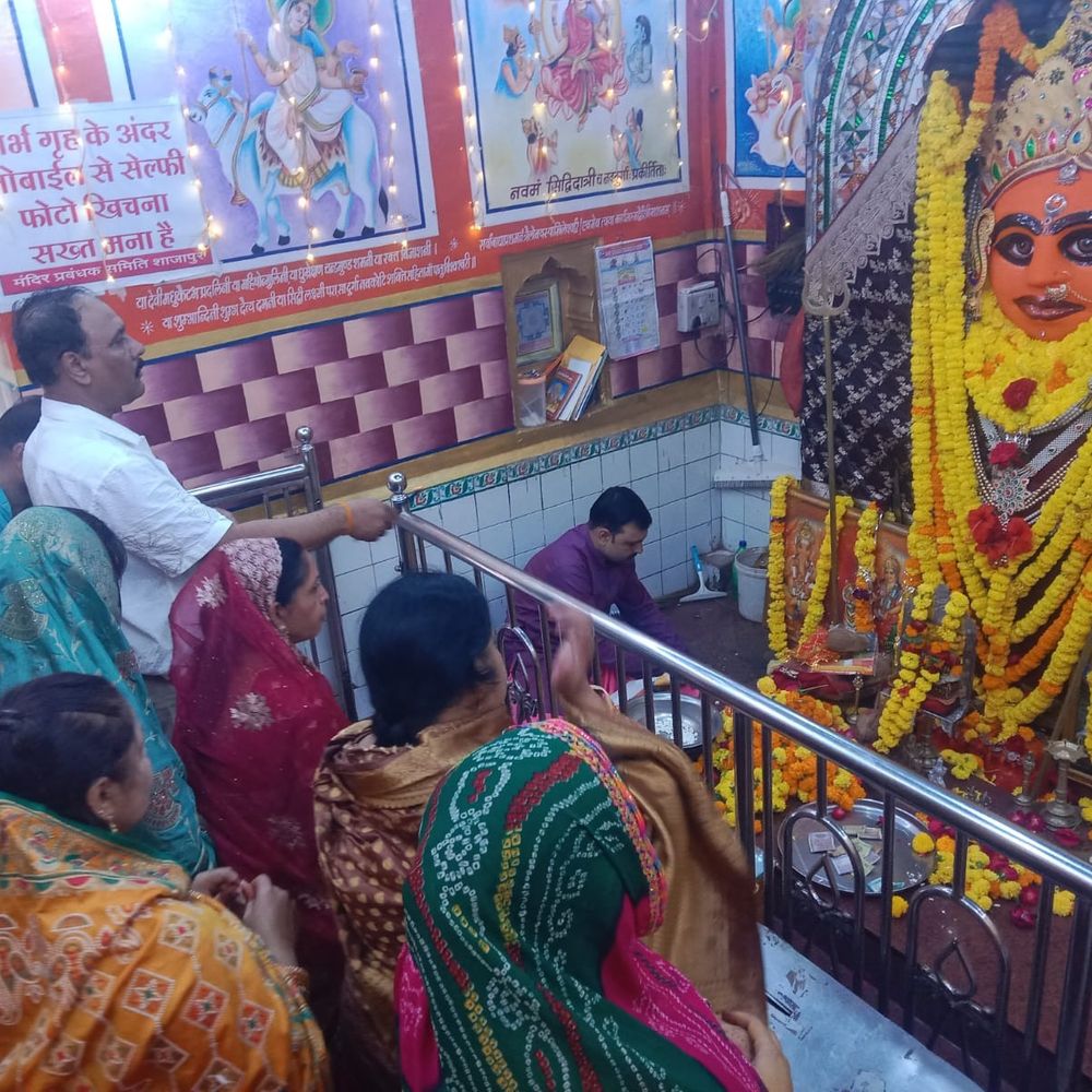 शाजापुर: सुहाग पड़वा पर राजराजेश्वरी मंदिर में उमड़ी भीड़:महिलाओं ने वैवाहिक सुख-समृद्धि और पति की दीर्घायु की कामना की