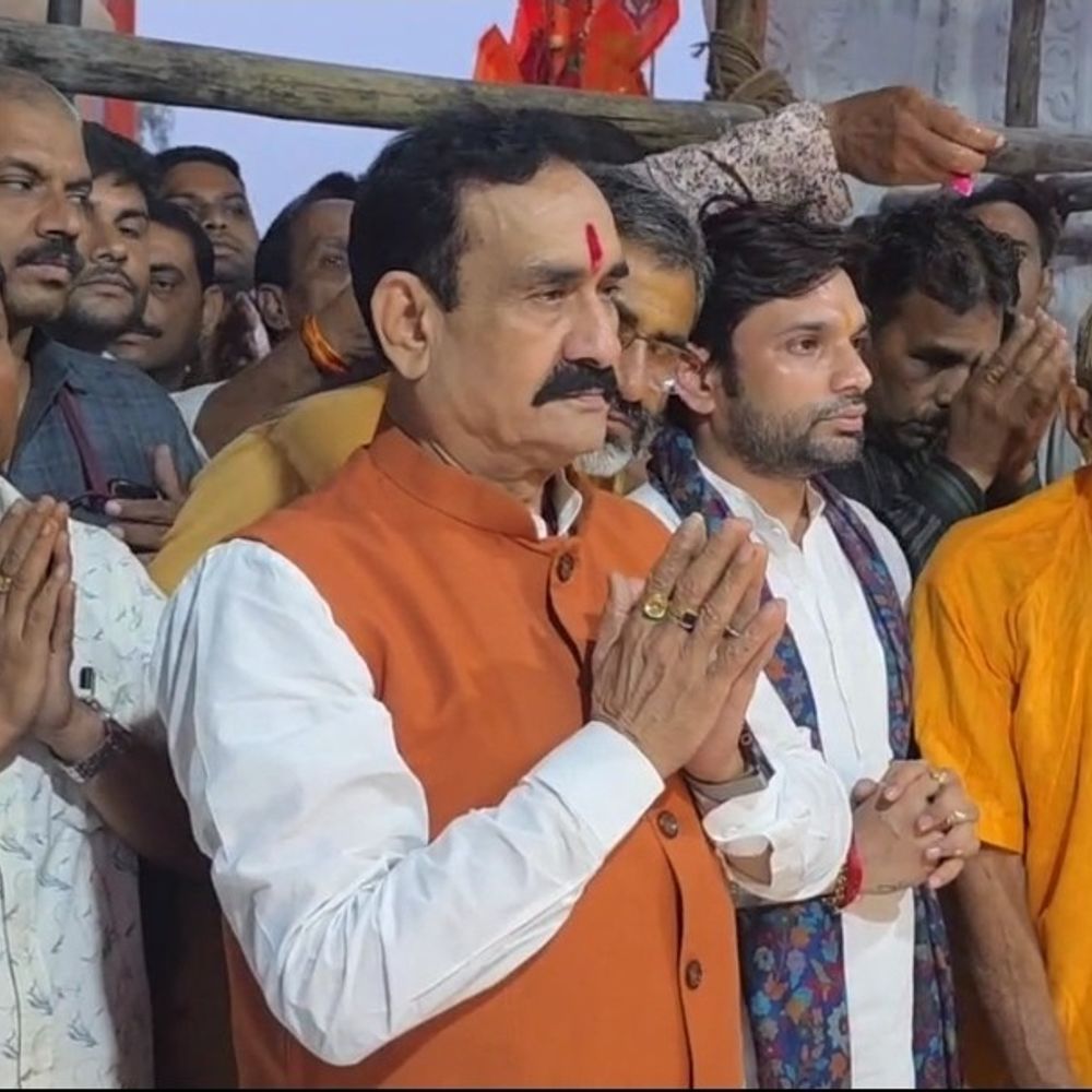 पूर्व गृहमंत्री नरोत्तम मिश्रा बागेश्वर धाम पहुंचे:डबरा में फरवरी में तीन दिवसीय हनुमंत कथा कराने का संकल्प लिया