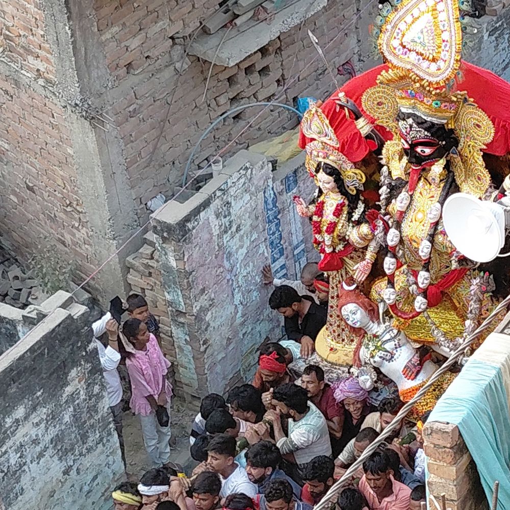 खगड़िया में मां काली की प्रतिमा का विसर्जन:ढोल-नगाड़ों, शंखध्वनि और 'जय मां काली' के जयकारों के साथ भव्य शोभायात्रा निकाली