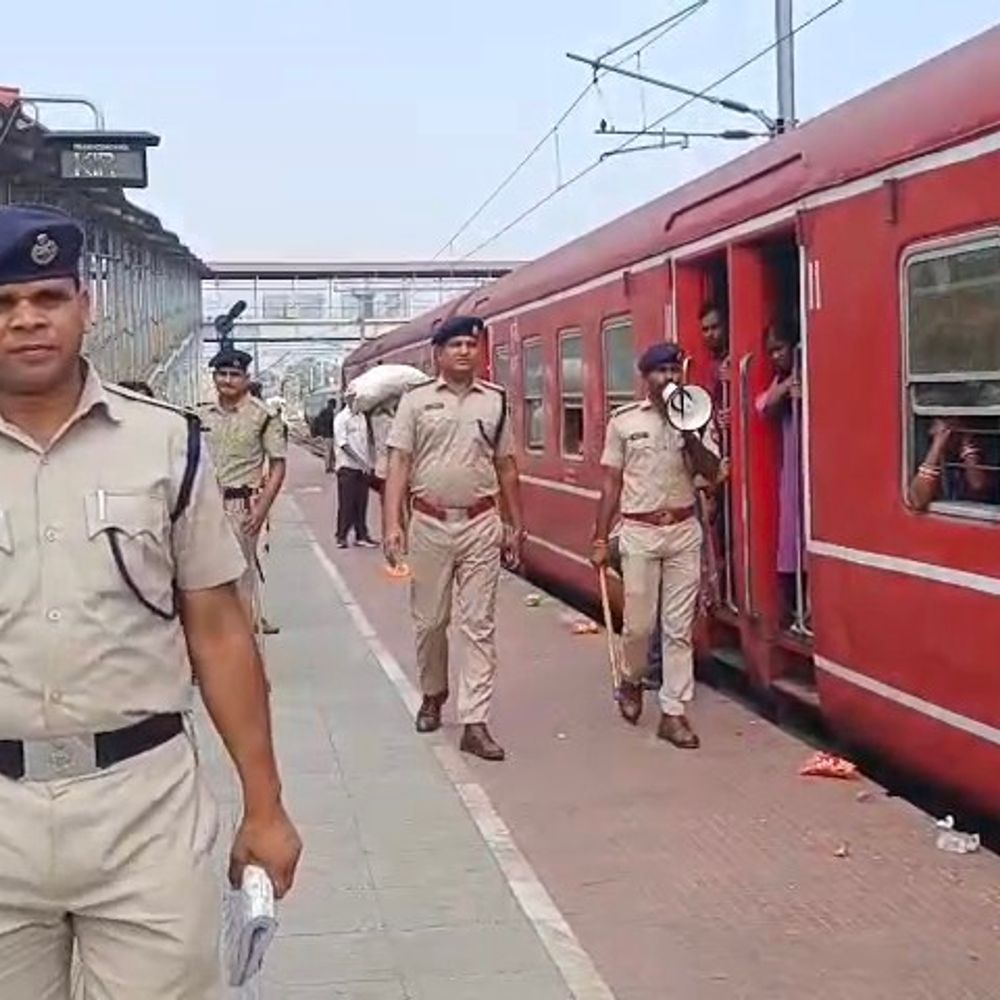कटिहार स्टेशन पर छठ के लिए उमड़ी भीड़:गंगा स्नान के लिए जा रहे श्रद्धालुओं ने लगाया 'जय छठी मइया' का जयकारा