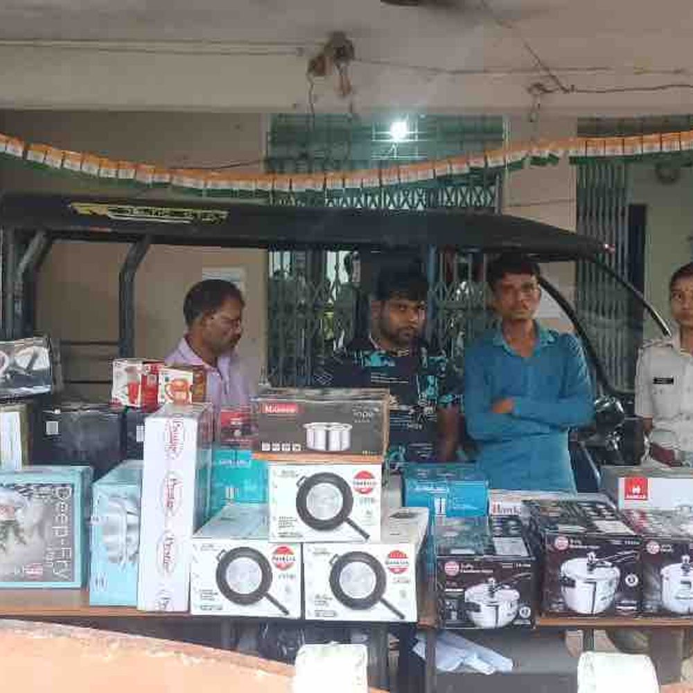 मोतिहारी में पुलिस का क्विक एक्शन,3 चोर अरेस्ट:सिविल ड्रेस में 2 पुलिसकर्मियों तैनात;1 घंटे में चोरी का खुलासा,सामान बरामद