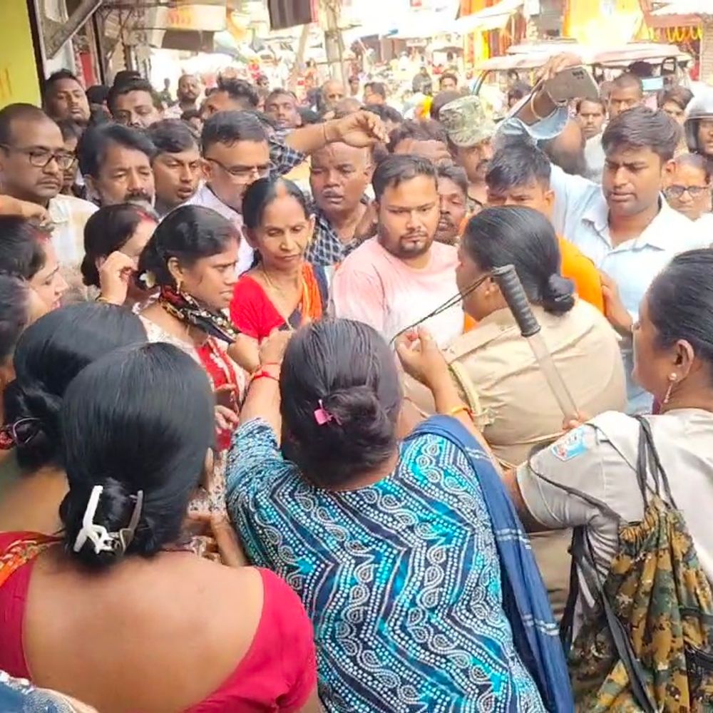 हीरापुर में कोर्ट टीम दुकानें सील करने पहुंची:  दुकानदारों ने छठ पर्व के लिए 15 दिन का मांगा समय, महिला पुलिस के साथ धक्का-मुक्की – Dhanbad News