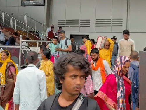 रायपुर स्टेशन पर रोज 60 हजार लोग पहुंच रहे:क्राउड मैनेजमेंट के लिए 90 से अधिक ऑफिस स्टाफ ग्राउंड पर; 15 रुपए में खाना मिलेगा