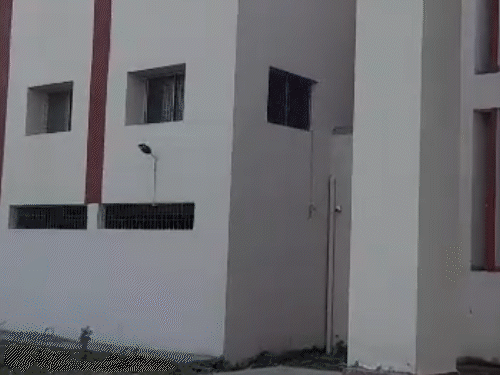 48 साल पुराने जर्जर-भवन में संचालित हो रहा दुर्ग विश्वविद्यालय:नई बिल्डिंग की दीवार में दरारें-सीलन, लिफ्ट खराब; कुलपति ने PWD को लिखा पत्र