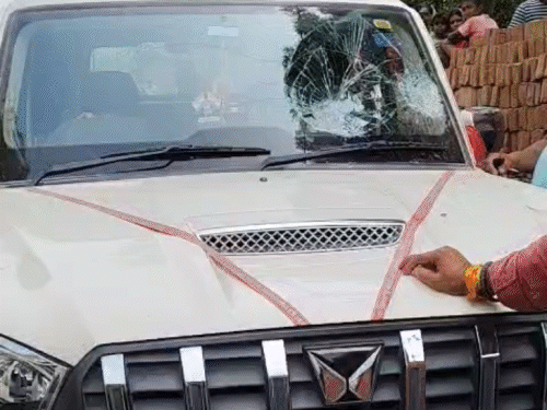 आरा में जन सुराज प्रत्याशी के काफिले पर हमला:नशे में धुत युवक ने ईंट-पत्थर फेंका, स्कॉर्पियो का शीशा टूटा; विजय गुप्ता ने सोची-समझी साजिश बताया