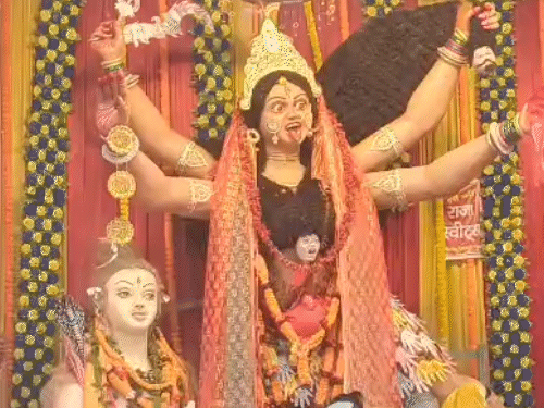 मुंगेर में 20 फीट ऊंची बम काली प्रतिमाएं:56 भोग का प्रसाद पाने उमड़ रहे श्रद्धालु;गुरुवार को निकलेगी विसर्जन शोभा यात्रा