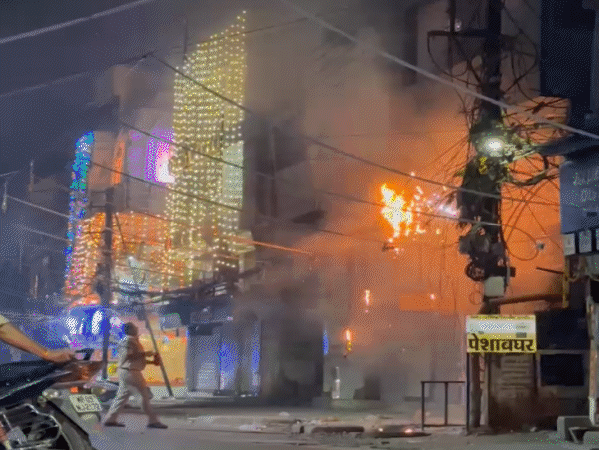 इंदौर के जेल रोड पर बिजली के पोल में आग:शॉर्ट सर्किट से भड़की, एक घंटा गुल रही बिजली