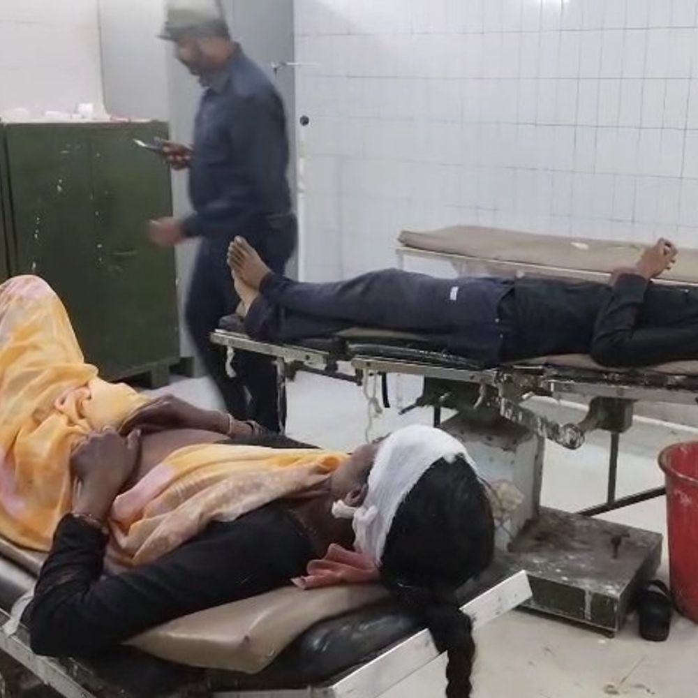 महोबा में जुए में हारा पति, पत्नी-पुत्र को पीटा:शराब के नशे में घर लौटकर किया हमला, दोनों घायल