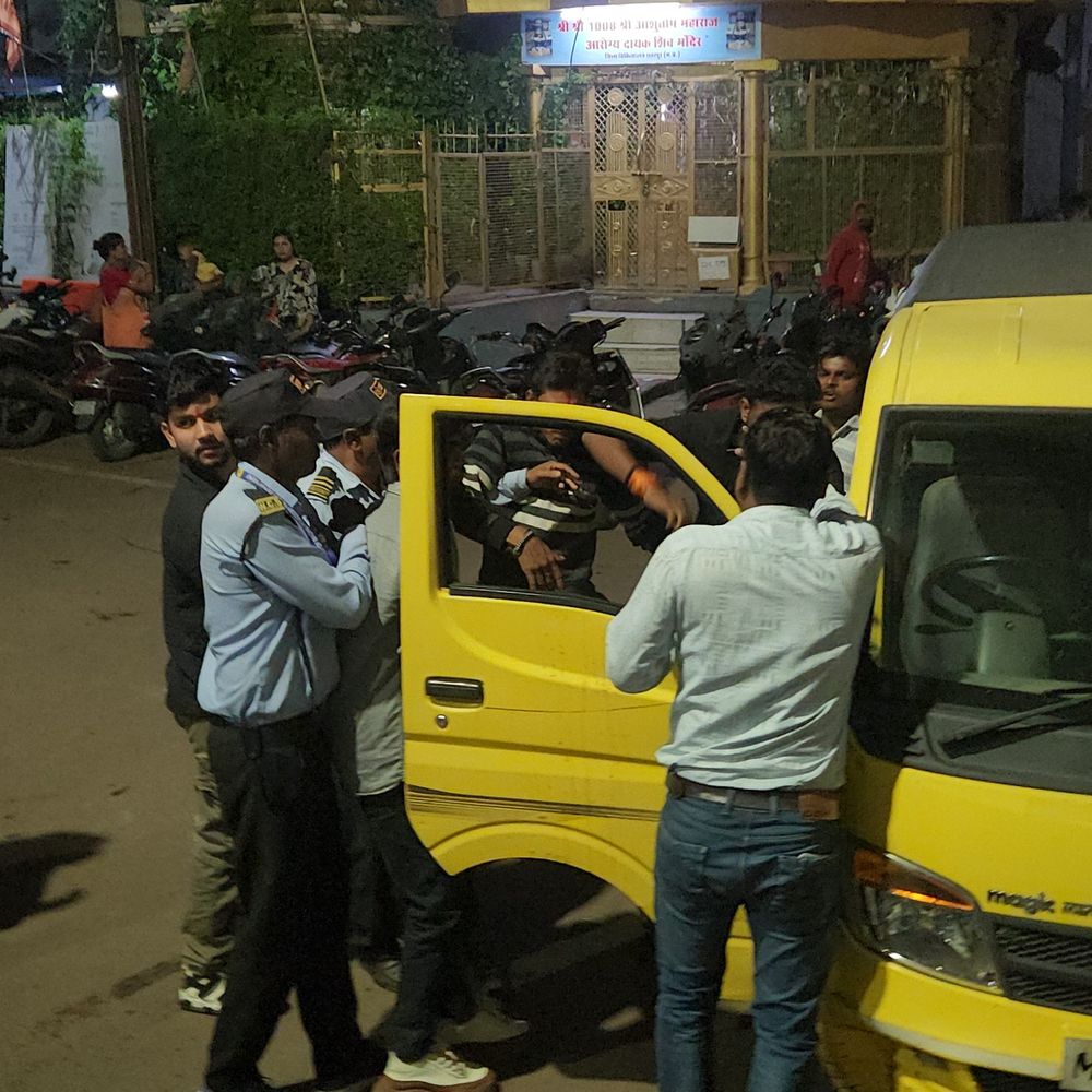 अस्पताल में शराबी ड्राइवर ने दो कारें, 20 बाइक रौंदी:महिला-बच्ची को भी मारी टक्कर, लोगों ने पकड़कर पीटा फिर पुलिस को सौंपा