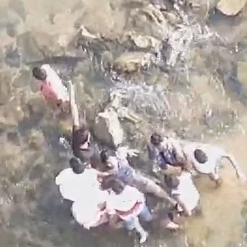 अजय नदी में बच्ची बही, चट्‌टान से अटकी:  कार्तिक स्नान के दौरान हुई घटना, ग्रामीणों के साहस से बची बच्ची की जान – Jamtara News