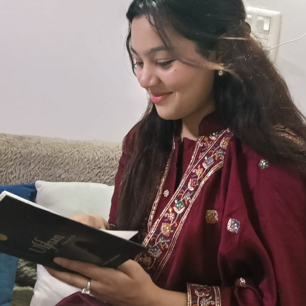 आगरा की नव्या ने लिखी महिलाओं की ‘उलझन’:स्कूली दिनों से शुरू हुआ लेखन अब किताब के रूप में सामने आया