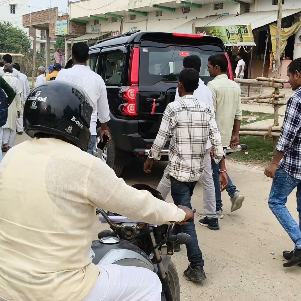 मोहनिया में सिंबल वितरण में देरी, कैंडिडेट नाराज:BSP-RJD समर्थित उम्मीदवार बोले-घंटों इंतजार के बाद मिली अगली डेट