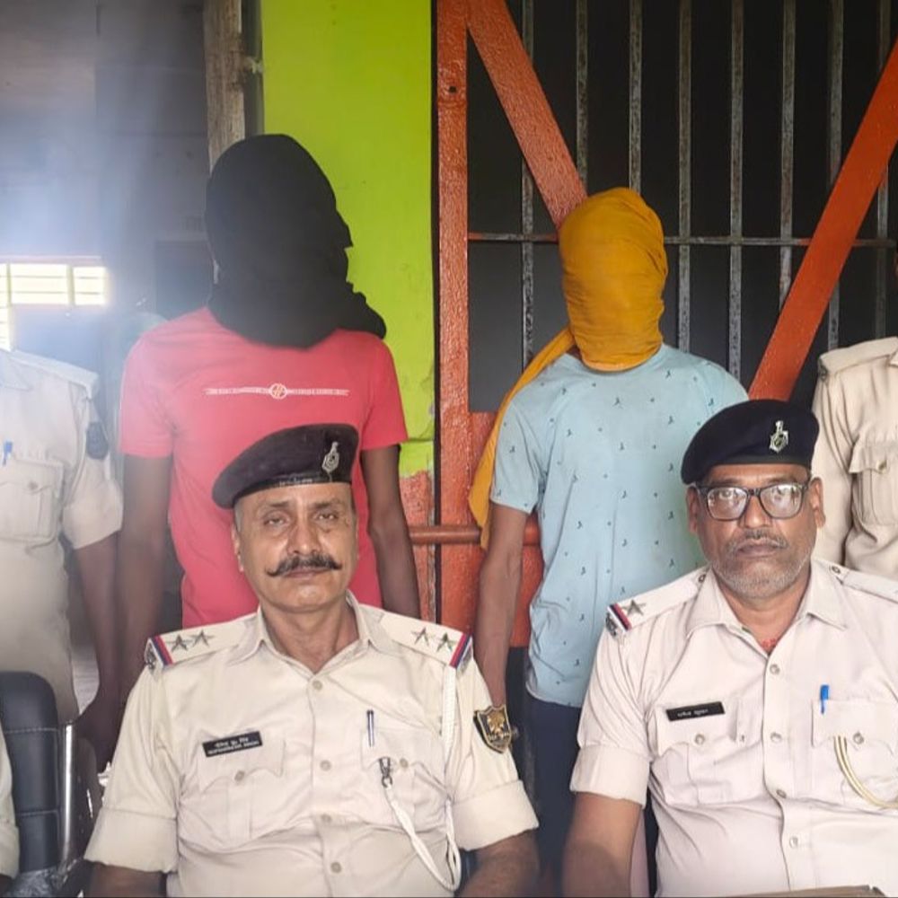 भोजपुर में हथियार के साथ 2 बदमाश गिरफ्तार:छापेमारी में घर से राइफल बरामद; एक का क्रिमिनल रिकॉर्ड रहा है, 8 दिन पहले जेल से बाहर आया था