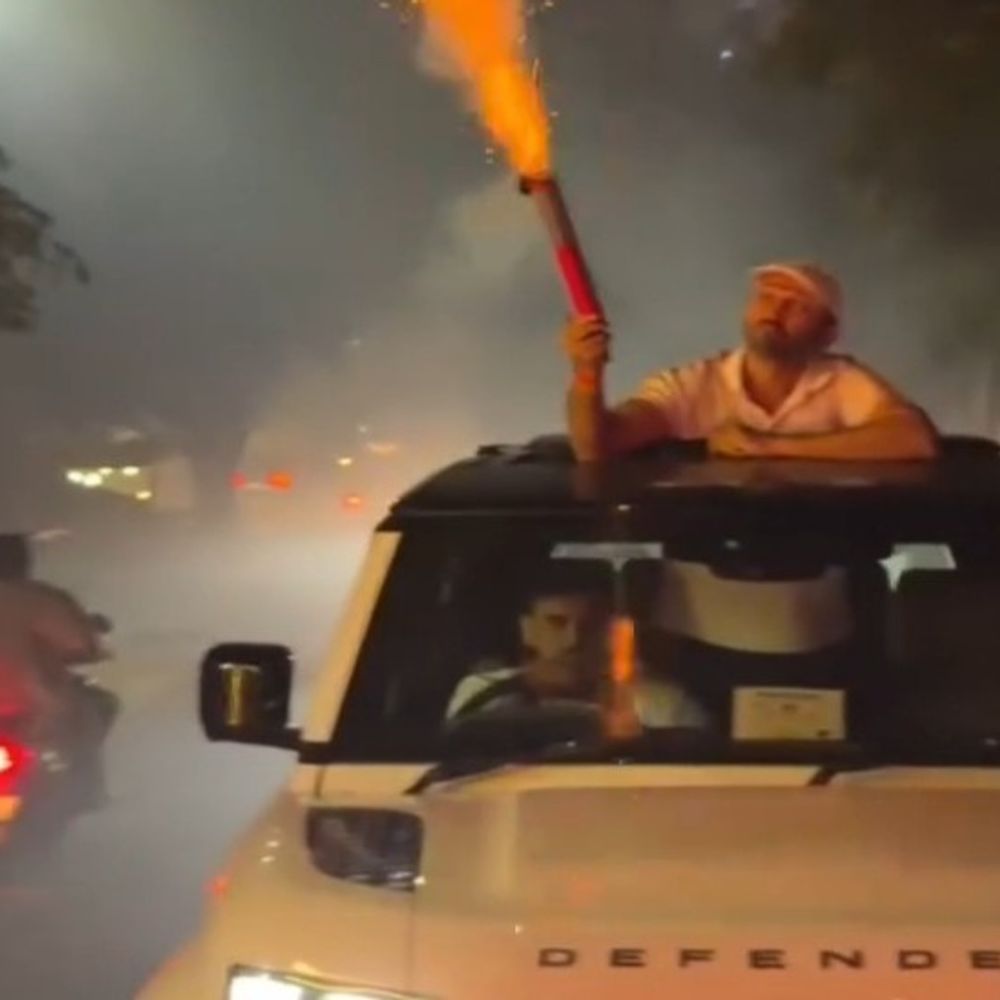 MLC की सनरूफ आतिशबाजी:मथुरा में चलती डिफेंडर गाड़ी से की आतिशबाजी,Vedio हुआ वायरल