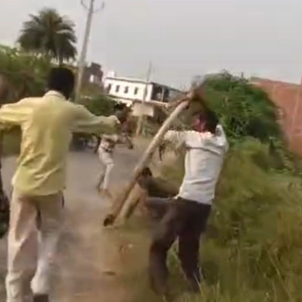 एटा में दो पक्षों में मारपीट का VIDEO:10 लोगों पर FIR दर्ज, शांति भंग की कार्रवाई