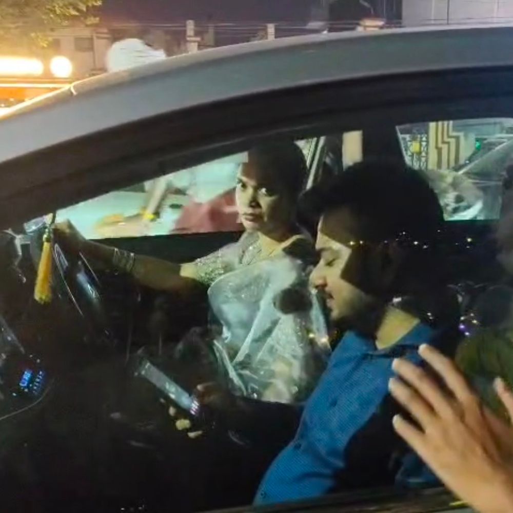 बीजेपी झंडा लगी कार ने दंपती को टक्कर मारी:बच्चा घायल, पुलिस पर कार्रवाई न करने का आरोप