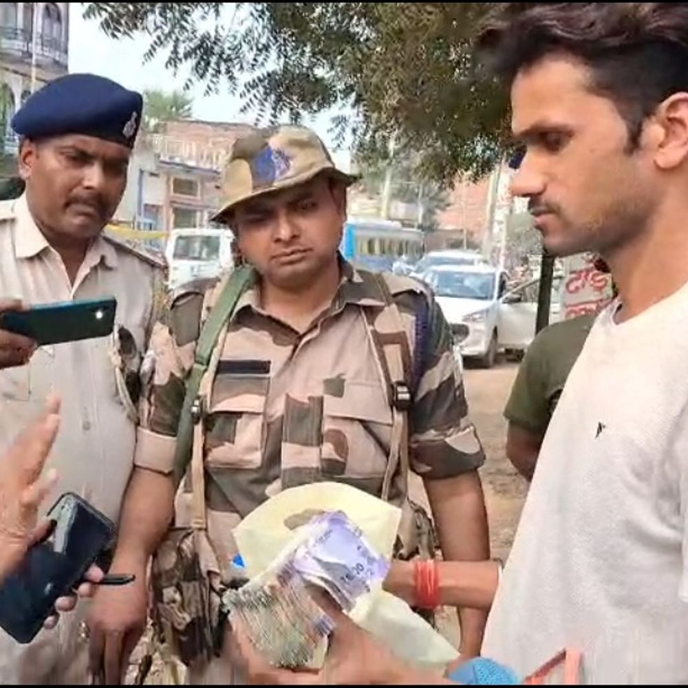 बक्सर में वाहन चेकिंग के दौरान 1.54 लाख कैश बरामद:बाइक सवार के संतोषजनक जवाब नहीं देने पर पैसे जब्त, मजिस्ट्रेट की मौजूदगी में कार्रवाई