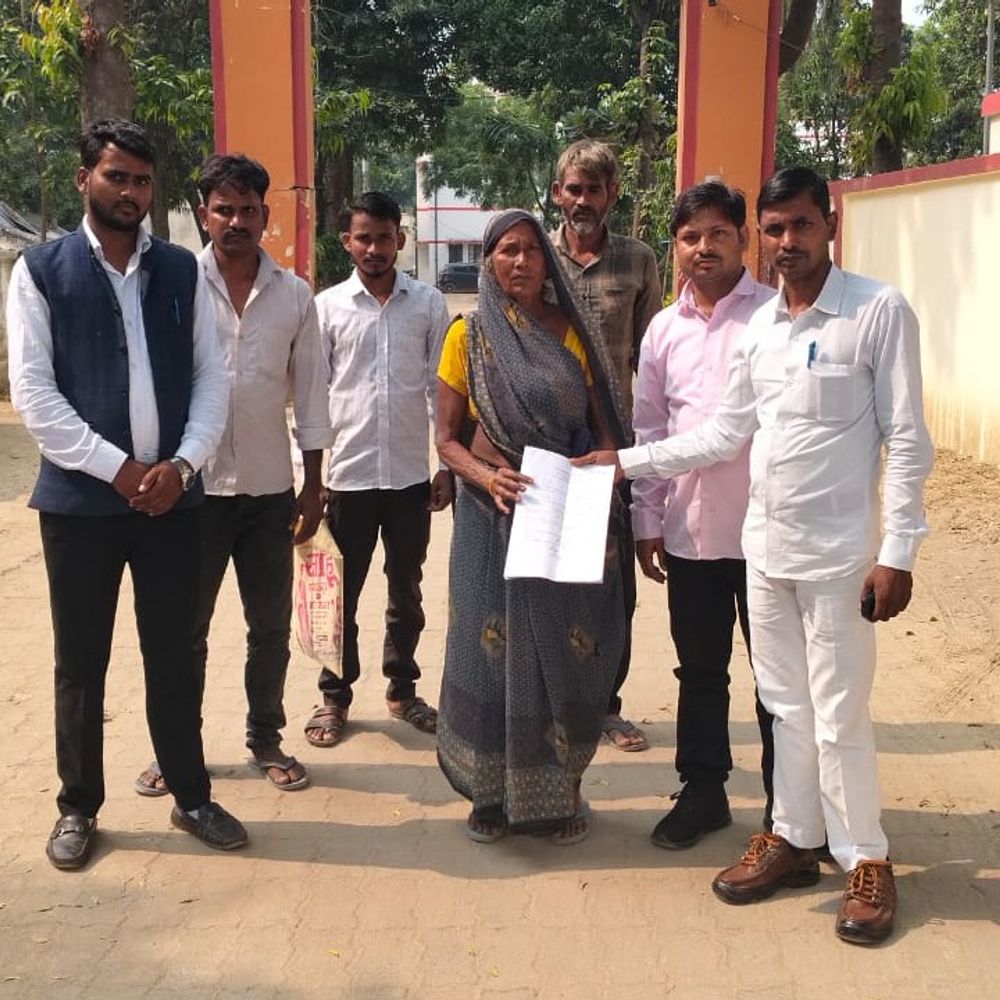 युवक को घर के बाहर से उठाया:विरोध करने पर परिजनों की भी पिटाई, थाने में कार्रवाई के लिए पहुंचे