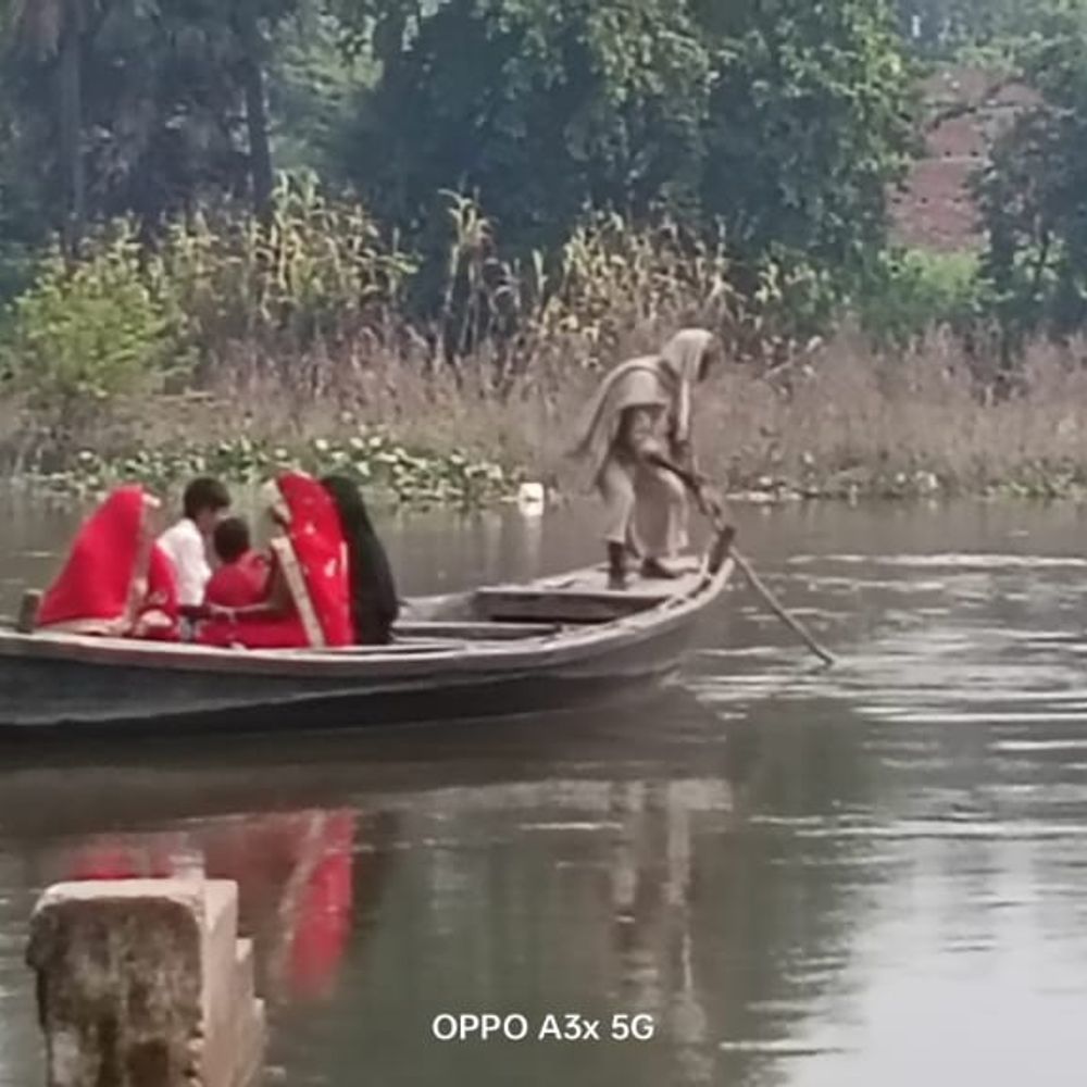 लोग दाहा नदी नाव और चचरी के सहारे करते हैं पार